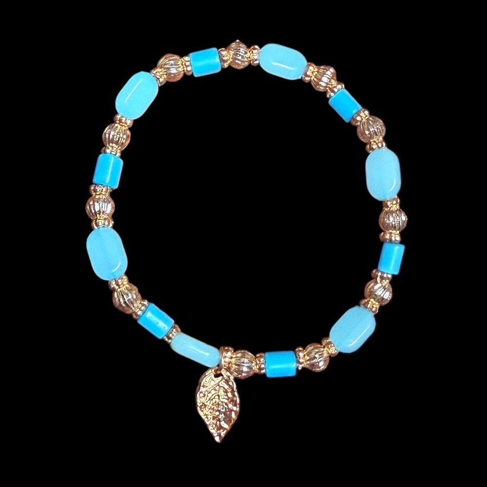 🔥2/$24 or 3/$30🔥 Gold and Blue Beaded Bracelet with Leaf Charm